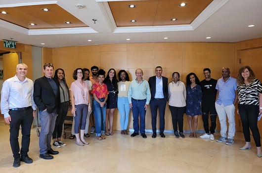 מקבלי המלגות עם בכירי מזרחי טפחות והאונ׳ העברית, צילום: מזרחי טפחות 
